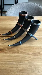 Cuenco artesanal de cuerno vikingo con acabado natural, taza tradicional nórdica vikinga para amantes del hidromiel con soporte. - Product Image 2