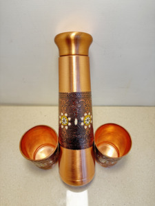 Jarra de Cobre Puro Cepillado Contorneado de Primera Calidad para Mesita de Noche con Juego de 2 Vasos, Diseño de Filigrana Meenakari Antiguo, Botella de Cobre Grabada - Product Image 5