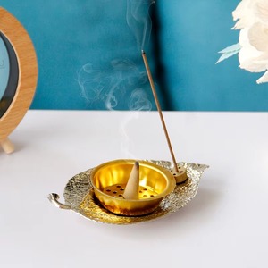 Brûleur d'encens artisanal en laiton en forme de feuille avec design en maille, utilisation aromatique, support décoratif toutes saisons - Product Image 6