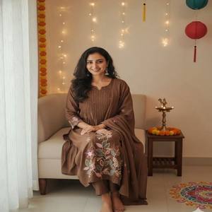 ชุดสูทผ้าฝ้ายแท้ปักลายมือ VASTRA COTTAGE พร้อมผ้าคลุมไหล่ปักลายเข้าชุด กางเกงเข้าชุด ชุดเดรส Kurti สำหรับงานเทศกาล - Product Image 3