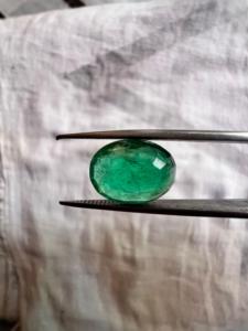 Émeraude naturelle ovale de 4,06 carats, provenance Zambie – Pierre précieuse verte moyenne non montée pour la fabrication de bijoux - Product Image 3