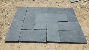 Pierres cubiques en calcaire noir d'Anantpur offrant une texture naturelle fendue sur chaque face pour les chemins de jardin, les sols extérieurs, les allées - Product Image 5