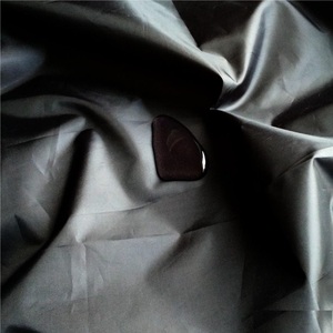 Capas de Peluquería de Poliéster Pongee Cómodas con Logotipo Personalizado al por Mayor, Capa de Barbero Impermeable con Gancho de Silicona para Salón de Belleza - Product Image 4