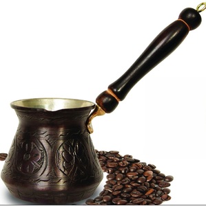 Cafetière turque artisanale en cuivre Cezve Ibrik de forme ronde avec longue poignée en bois noir, design oriental traditionnel - Product Image 1