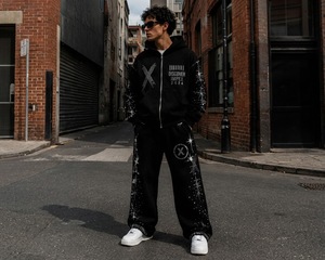 Ensemble sweat à capuche et pantalon de survêtement streetwear personnalisé, vintage, uni, 100% coton French Terry, coupe courte, délavé à l'acide, zippé, effet usé et strass - Product Image 3