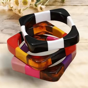 Bracelet jonc sculpté en résine avec perles d'imitation serties en canal pour femme, fait main, cadeau de mariage romantique, couleur et taille personnalisables - Product Image 1