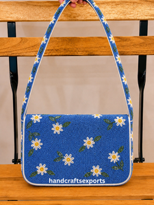 Sac à bandoulière de luxe fait main en perles florales bleues marguerites avec rabat magnétique et personnalisation du logo disponible - Product Image 2