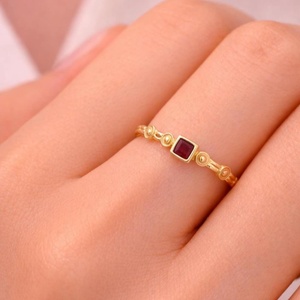 แหวนทอง 18K ชุบทองเหลืองประดับทับทิมแดงทรงสี่เหลี่ยม ดีไซน์เรียบง่าย ลายดวงอาทิตย์ วงแหวนเล็กๆ เครื่องประดับสำหรับผู้หญิง ผู้ผลิต - Product Image 6