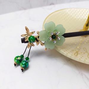 กิ๊บติดผม 18 ซม. ทำจากพลาสติกและไม้ ประดับด้วยลูกปัดและพู่ห้อย เครื่องประดับผมคุณภาพสูง ดีไซน์เหนือกาลเวลา สวยสง่า - Product Image 2