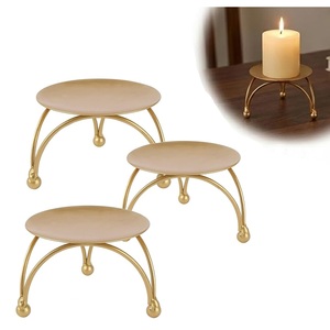 Trípode contemporáneo de latón cálido para velas de pilar, con bandeja ancha y plana para recoger cera y patas arqueadas hacia afuera, para repisas. - Product Image 1