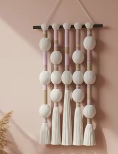 Tapisserie murale en macramé colorée avec symboles du zodiaque Pêcheurs et franges sphériques, pour une maison douillette - Product Image 3