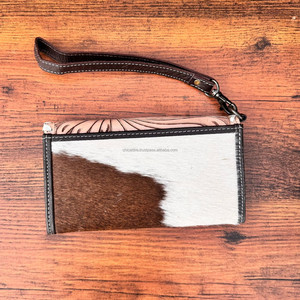 Pochette portefeuille à sculpter usinée à la main de style occidental Portefeuille en fourrure de vachette de couleur noire élégante Multi utilise un nouveau design d'embrayage - Product Image 3