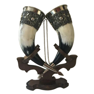 Ensemble de cornes à boire vikings faites à la main avec support en bois, mug en corne médiévale pour cadeau de mariage et d'anniversaire, personnalisé, style nordique - Product Image 2