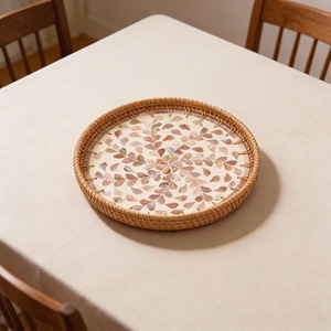 Plateau rond élégant en nacre et rotin, idéal pour recevoir des invités, des réunions de famille et des célébrations, à des fins de service. - Product Image 1