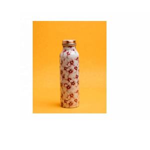 Bouteille d'eau en cuivre pur imprimé de motifs floraux faits à la main Bouteille d'eau de yoga Bouteille en cuivre ayurvédique anti-fuite en cuivre - Product Image 1