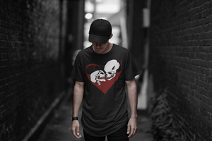 Camiseta Gráfica Premium para Hombre, Estampado de Calavera y Corazón, Estilo Urbano Informal, Manga Corta, Mezcla de Algodón y Poliéster - Product Image 1