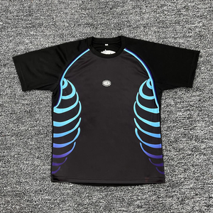 Ensemble streetwear gothique tie-dye personnalisé pour hommes – T-shirt et short avec typographie audacieuse – Style urbain tendance avec motif lettres - Product Image 5