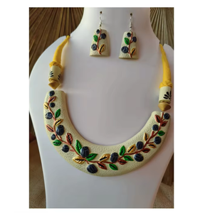 Ensemble collier et boucles d'oreilles en terre cuite de créateur, bijoux élégants et légers pour un usage festif, traditionnel et moderne - Product Image 2