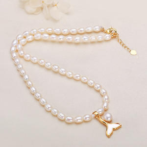 สร้อยคอมุกน้ำจืดสไตล์แฟชั่นเท่ห์สำหรับผู้หญิงจากจูจี้ ดีไซน์หรูหราแบบเฉพาะตัว รูปทรงหางปลา พร้อมจี้มุก - Product Image 2