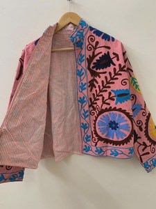 Chaqueta de algodón rosa bordada a mano estilo vintage Suzani para mujer, abrigo corto bohemio con bordado floral étnico y apertura frontal. - Product Image 2
