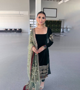 Salwar Kameez en velours pur entièrement brodé Sterling Creations avec palazzo et dupatta brodée au niveau des genoux, prêt-à-porter - Product Image 1