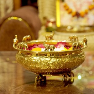 Cuenco Urli de latón con forma de elefante, una impresionante pieza decorativa que combina la artesanía tradicional con un diseño majestuoso. - Product Image 1