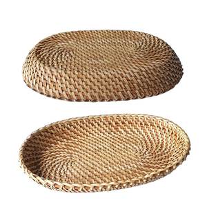 Cesta de Ratán Antigua Muy Solicitada con Diseño Intrincado Hecho a Mano para Decoración del Hogar Atemporal - Product Image 1