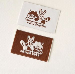 Etiquetas Tejidas con Logotipo Personalizado para Prendas de Vestir, Etiquetas de Damasco, Satén y Poliéster, Fabricante de Etiquetas de Marca OEM - Product Image 3