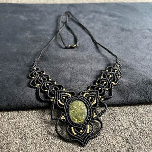 Collier en macramé fait main avec pendentif perle d'eau douce, motif papillon taille émeraude, cordon noir réglable, HARI OM CREATIONS - Product Image 3