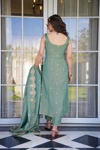 Ensemble Kurti en viscose Chanderi de créateur avec broderie Zari, bas et dupatta assortis – Vêtements ethniques élégants pour l'été et l'automne – Vente en gros - Product Image 4