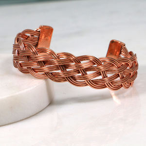 Bracelet manchette en fil de cuivre tressé, design ouvert moderne, bijoux artisanaux en métal - Product Image 2
