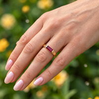 Zierlicher Baguette CZ Rubin Ring 14K Massivgold Roter Edelstein Minimalistischer Stapelbarer Versprechen-Ring Jubiläumsschmuck für Frauen