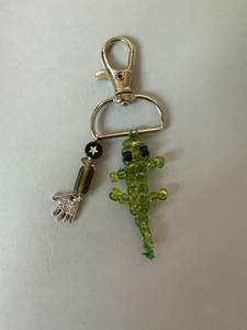Magnifique porte-clés brodé artisanal de qualité supérieure avec un design floral élégant pour accessoires de mode - Product Image 5