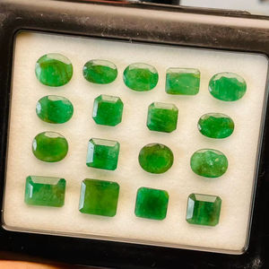 Lote de 17 piedras preciosas de esmeralda natural de buena calidad con un brillo excepcional, un hermoso color verde, pulido perfecto, ideal para cualquier tipo de joyería. - Product Image 2