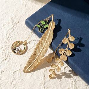 Marque-page vintage unique en métal avec finition rustique, parfait pour les collectionneurs de papeterie antique et d'objets littéraires. - Product Image 1