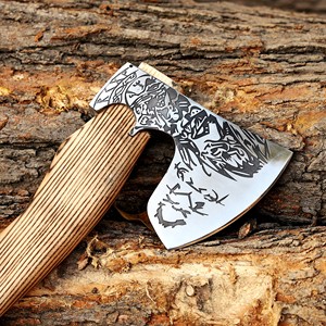 Hacha Vikinga de Acero al Carbono Forjada a Mano, Mango de Madera de Fresno Personalizado OEM, Hacha con Cuchilla Afilada y Funda de Cuero, Hacha para Camping y Bushcraft - Product Image 4