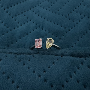 Anillo de Diamante Corte Esmeralda Rosa con Gema Amarilla en Forma de Pera, Engaste de Puntas, Estilo Clásico, Joyería Fina Unisex - Product Image 1