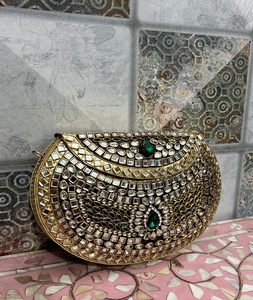 Pochette ovale Kundan en laiton de taille moyenne, faite à la main, dorée, art populaire traditionnel indien pour mariage - Product Image 2