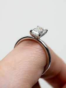 Anillo de Compromiso Solitario Minimalista de Oro de 18K/14K/10K con Diamante Cultivado en Laboratorio con Corte Esmeralda de Lujo VVS Diam de 3.00 Ct, Certificado por IGI, Personalizado - Product Image 6