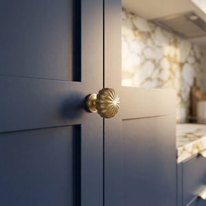 Poignée de meuble moderne en laiton brossé, finition dorée, design floral élégant pour cuisine, avec finition naturelle - Product Image 2