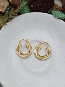 ต่างหูห่วงทรงเรขาคณิตเคลือบทอง 18K ทำจากทองเหลือง น้ำหนักเบา ปราศจากนิกเกิลและสารตะกั่ว เครื่องประดับทันสมัย - Product Image 4