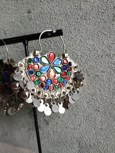 Boucles d'oreilles en argent afghan d'inspiration antique avec motifs de médaillons en forme de soleil, accents perlés de haute qualité et éléments tribaux traditionnels - Product Image 6