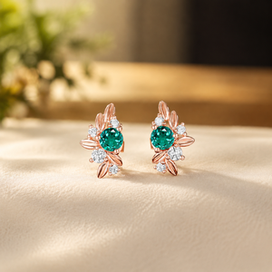 Boucles d'oreilles clous tendance en argent plaqué avec pierres vertes rondes taille brillant et motif feuille pour femme, idéales pour mariage et soirée - Product Image 3
