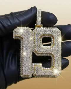 Colgante Personalizado con Letra y Número, Plata de Ley 925, Chapado en Oro de 18K, Moissanita VVS, Dije de Lujo Estilo Hip Hop, Diamante Dvars - Product Image 1