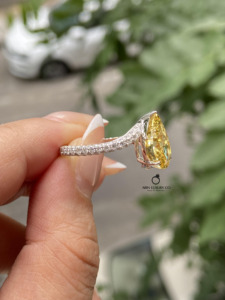 Anillo de Diamante Amarillo en Forma de Pera en Oro Blanco con Banda Pavé, Elegante Anillo de Compromiso de Lujo para Mujer, Regalo Nupcial Único - Product Image 4