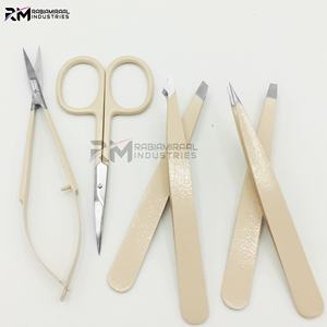 Pinzas para Cejas RMI, Producto Más Popular, Color Nude con Recubrimiento en Polvo / Punta Plateada de Acero Inoxidable con Resorte / Set de Tijeras para Cutículas - Product Image 5