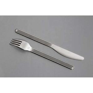 Ensemble de couverts en acier inoxydable à poignée doublée plaquée argent de créateur Manche en acier inoxydable noir et peint de l'Ouest - Product Image 1