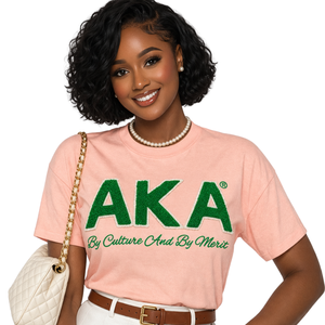 Camiseta AKA Pink Green Chenille para mujer, camiseta informal con letras griegas bordadas, cuello redondo, calidad prémium, ajuste cómodo - Product Image 3