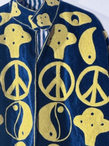 Chaqueta de terciopelo bordada con diseño Suzani |   Kimono Boho con Símbolo de la Paz |   Abrigo Suzani Hecho a Mano |   Declaración Azul y Amarilla - Product Image 6