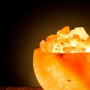 Décorez votre espace de vie avec une lampe en sel de l'Himalaya, alliant l'attrait des cristaux de sel naturel avec une ambiance chaleureuse. - Product Image 4